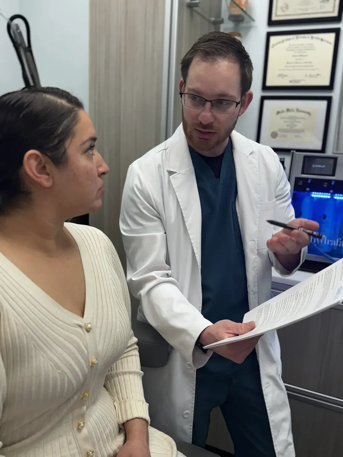 Samuel Khrapov, RN, en consulta individual con una paciente en el med spa Drop of Paradise, El Cerrito, CA